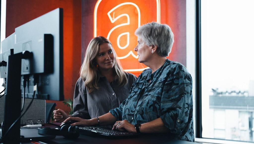 coworkers at support talking