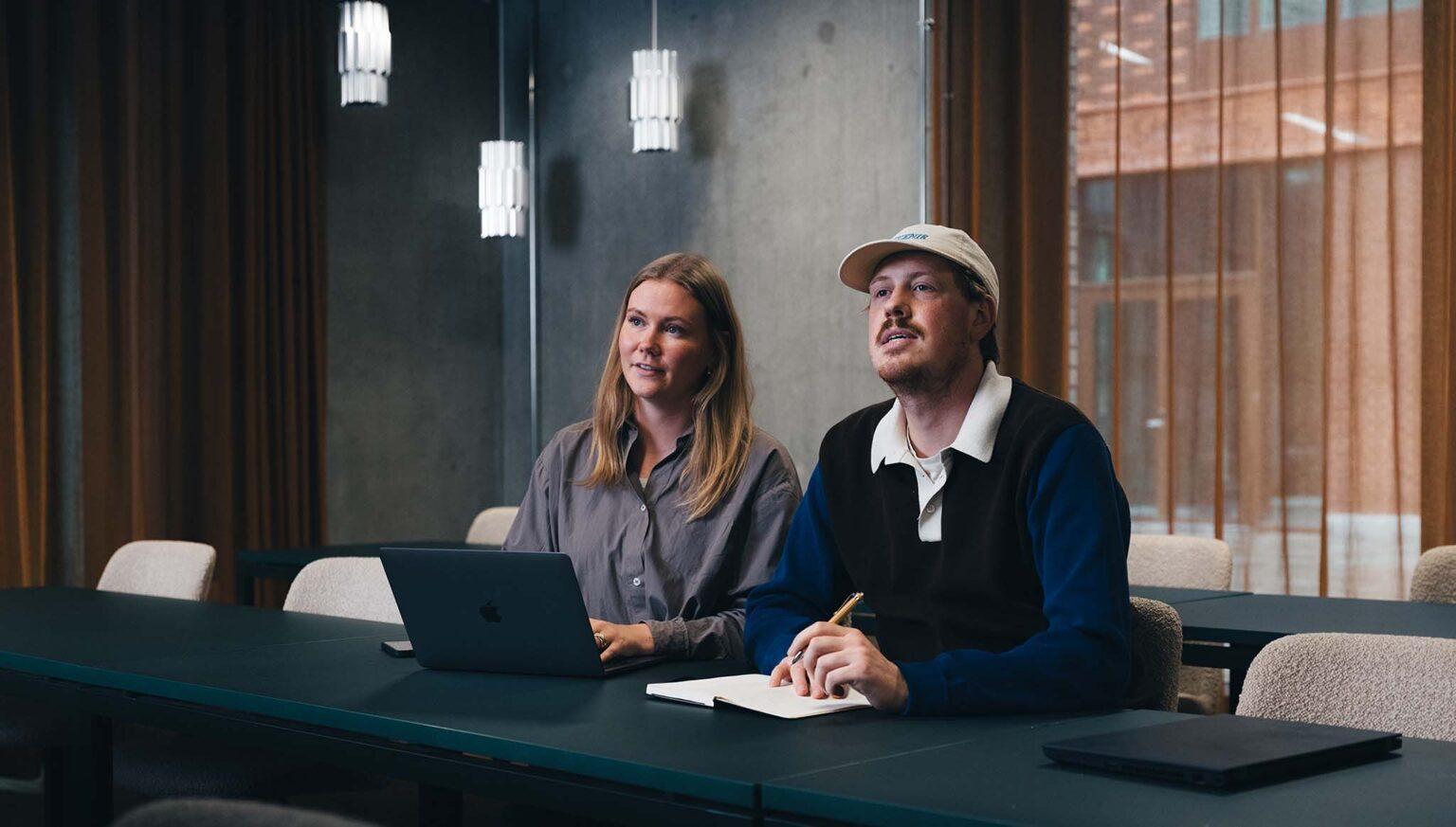 Työtoverit kuuntelevat esitystä