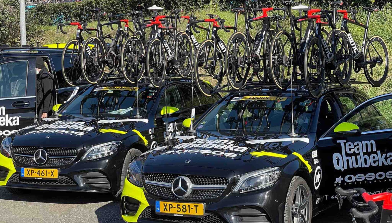 Team Qhuebeka Autos mit Fahrrädern